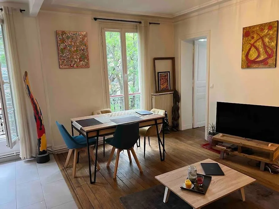 Appartement Haussmanien Au Coeur Du Village Montmartre ! Paris France