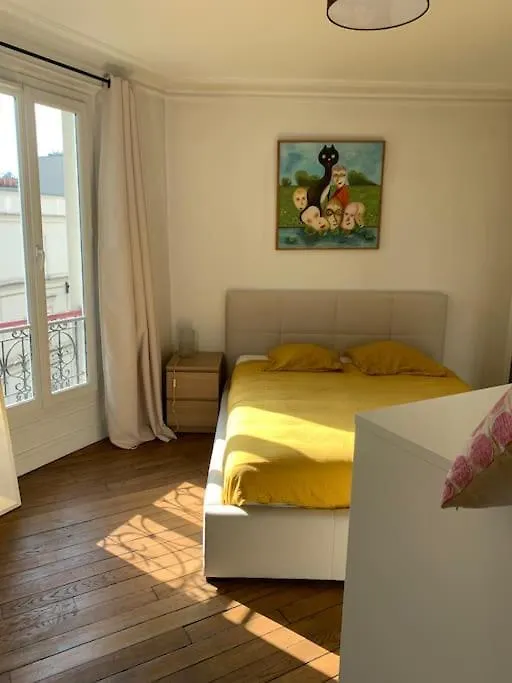 Appartement Haussmanien Au Coeur Du Village Montmartre ! Paris